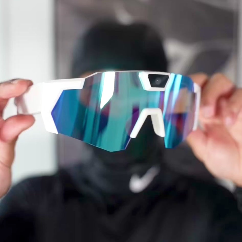 Charger la vidéo : <p>Légères et parfaitement équilibrées, les lunettes restent bien en place même en mouvement. Aucun point de pression, aucun glissement : vous les mettez… et vous les oubliez.</p>